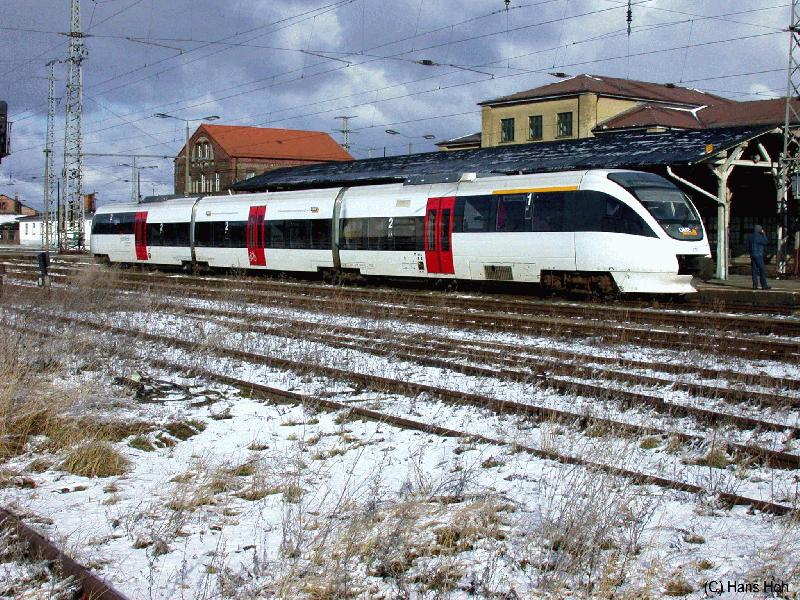 Triebwagen der Ostmecklenburgischen Eisenbahn (Connex) steht im Bf Pasewalk abfahrtbereit nach Ludwigslust. 24.02.2002.