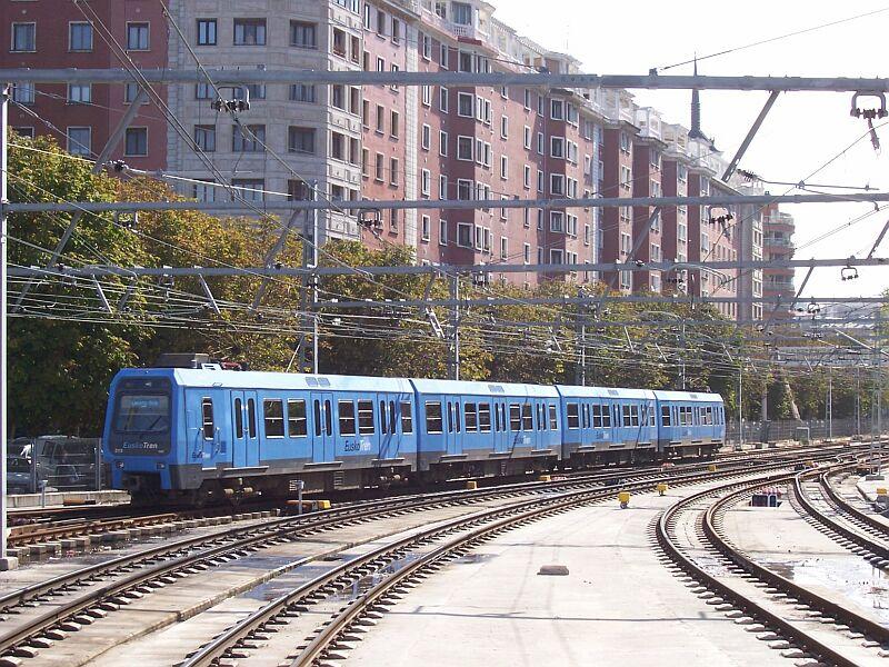 Triebzug 213 fhrt am 28.09.2005 in den Bahnhof San Sebastian - Amara ein.