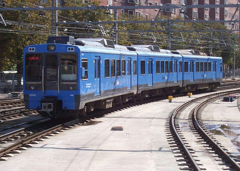 Triebzug 3506/6506 nach Zumaia verlt am 28.09.2005 den Bahnhof San Sebastian - Amara.