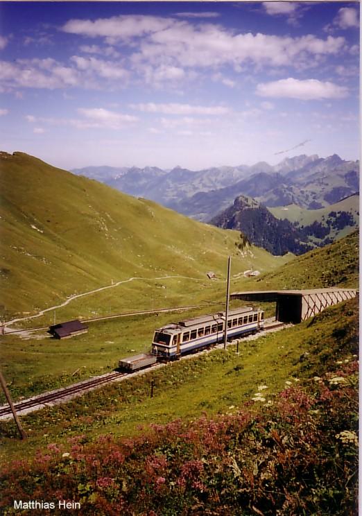 Triebzug der Montreux-Glion-Caux-Rochers de Naye-Bahn MGN (800mm Zahnradbahn) kurz vor der Bergstation Rochers de Naye 2041m, im August 2004. 