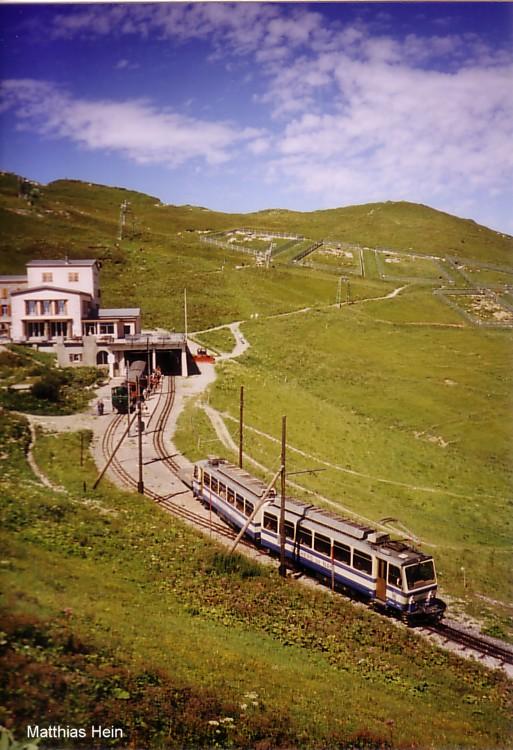 Triebzug der Montreux-Glion-Caux-Rochers de Naye-Bahn MGN (800mm Zahnradbahn) an der Bergstation Rochers de Naye 2041m, im August 2004.


