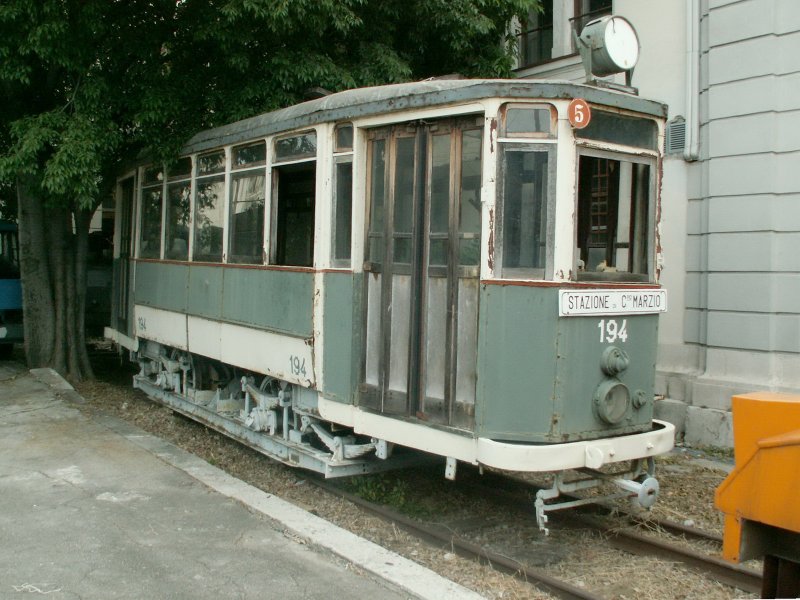 Eisenbahnmuseum Campo Marzio.Sehr desolater Wagen der ehem.Triester Strassenbahn,von der nur