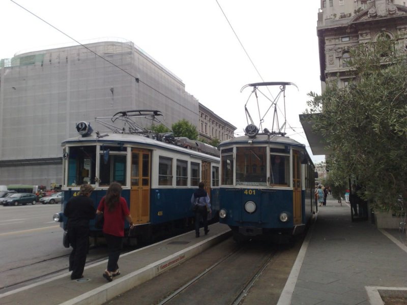Tram in Triest Innenstadt, die oben am Berg als Zahnradbahn