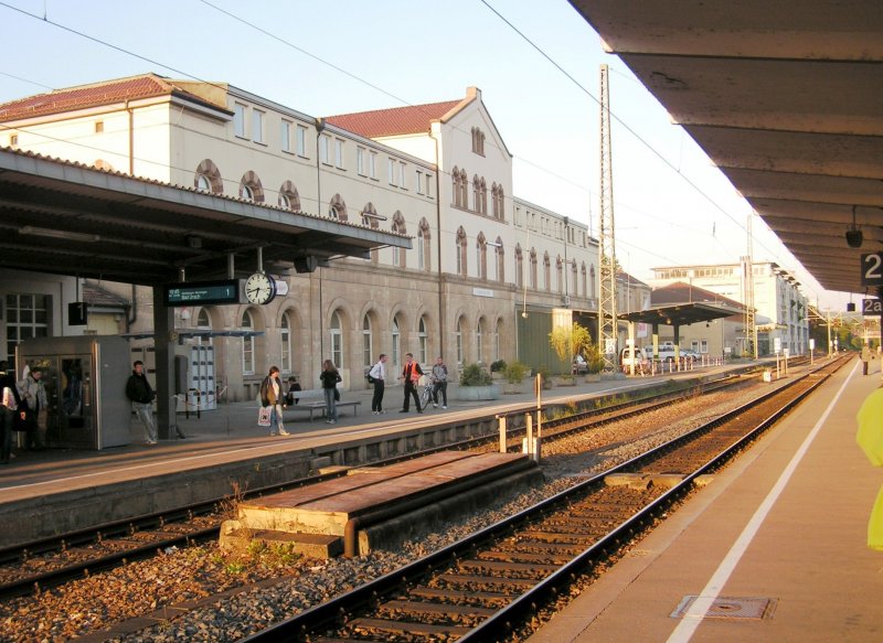 TÜBINGEN (Landkreis Tübingen), 21.09.2005, Bahnhof Tübingen mit Blick auf den Hausbahnsteig