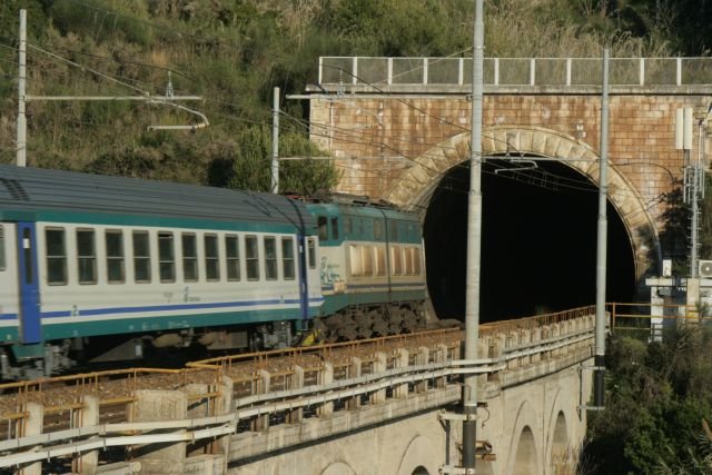 The R 3461 of Naples to Sapri moves into the