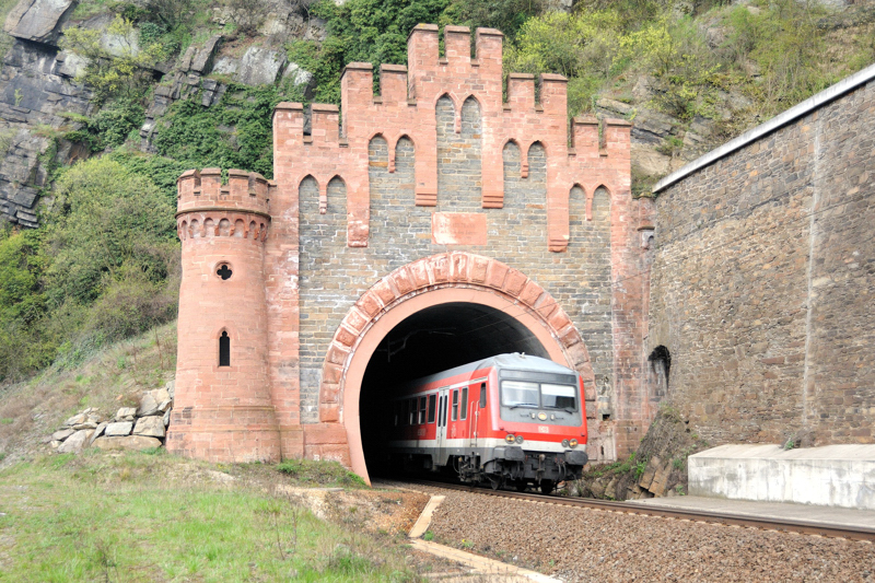Eine Regionalbahn verl��t Steuerwagen-voraus das S�dportal des Loreley-Tunnels. (April 2009).