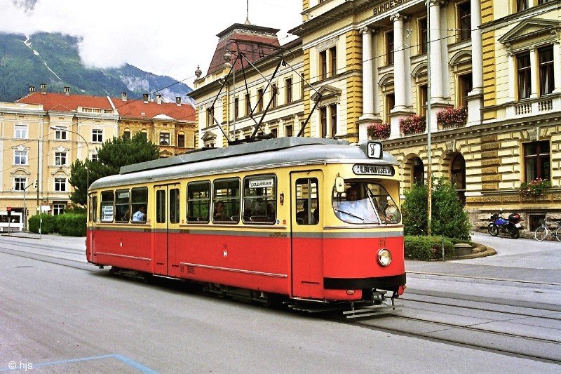 Tw 61 (im Besitz der Tiroler Museumsbahnen) vor der Bundesbahndirektion (1. September 2001)