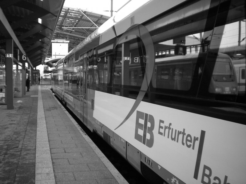 Spiegelung einer 612 Einheit im Fensterband des VT 201.Erfurt Hbf