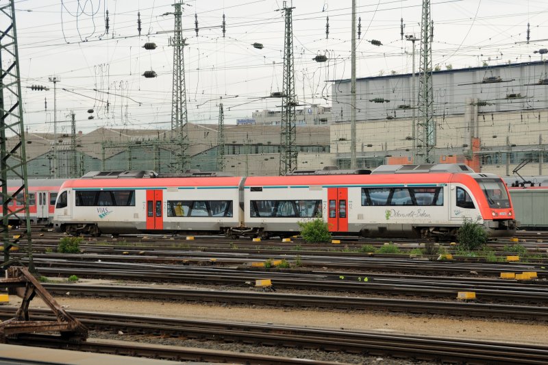 Ein Itino (Hersteller Bombardier) der Odenwaldbahn wartet im Gleisvorfeld von