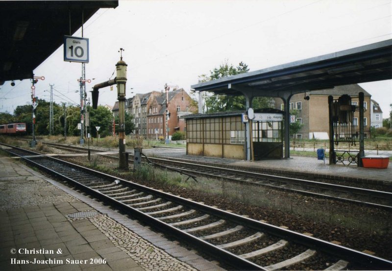 Typische Reichsbahn-Atmosphre 1999 im Bahnhof Angermnde.
Nur die neuen Gleisbezeichnungsschilder stren etwas.
