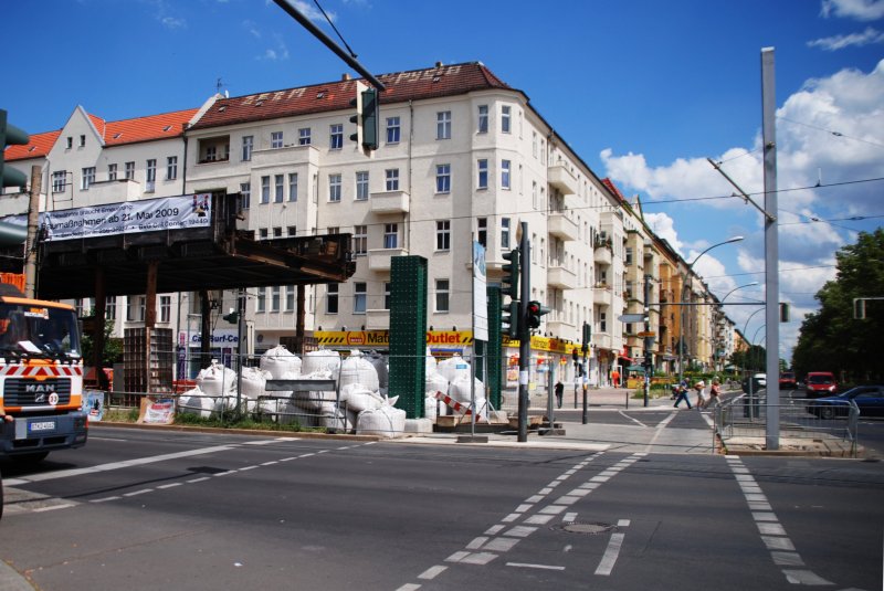 Berlin, 07.07.2009, Sanierungsarbeiten an der U-Bahnlinie U2. Die Br�cke entlang