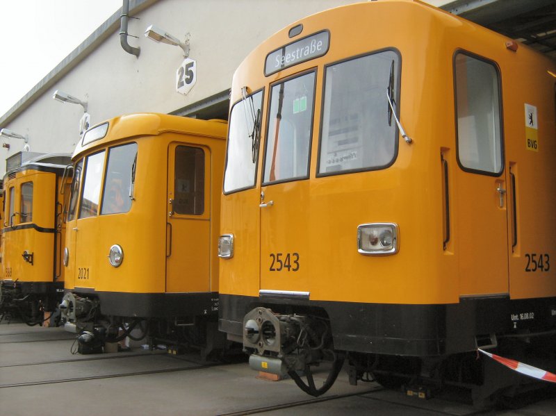 U-Bahnwagen 2021 und 2543 vor der Halle U-bahnwerkstatt Seestra�e anl��lich