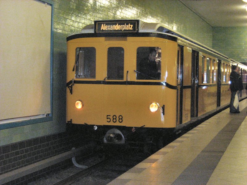 Hist. U.Bahnzug 588 am 18.10.2008 im Bhf. Alexanderplatz


 http://www.bahnbilder.de/bilder/thumbs/tn_233483.jpg 