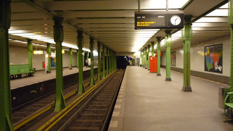 U-Bahn Haltestelle Deutsche Oper . Hier h�lt die Linie U2. 