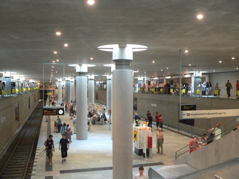 Sachlich und k�hl pr�sentiert sich der Bahnhof Bundestag. K�hl �brigens