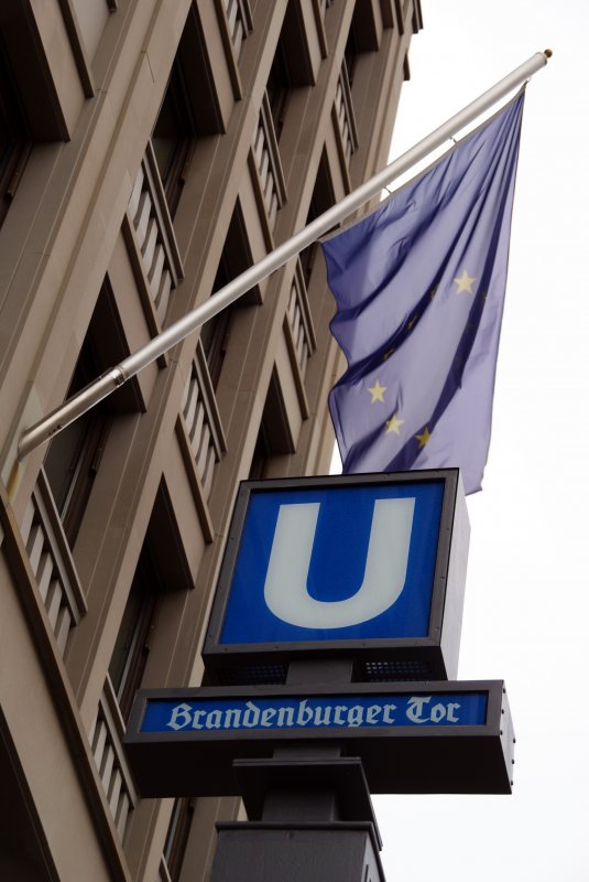 U55-Transparent am Eingang U-Bahnof Brandenburger Tor  