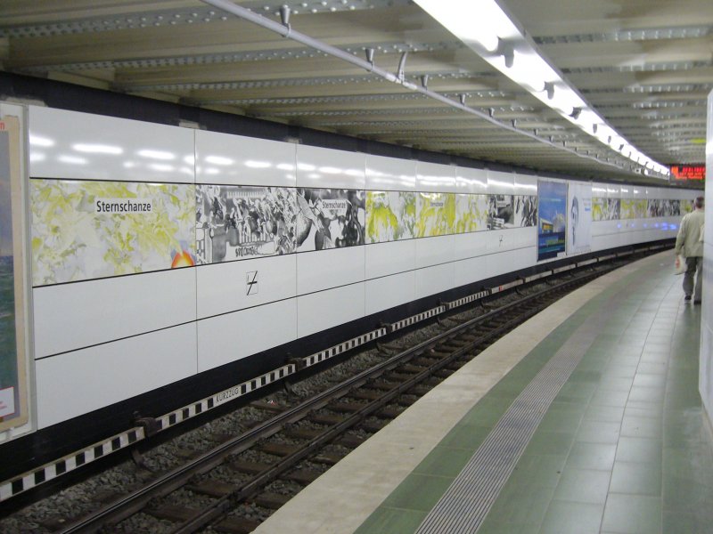 Haltestelle Sternschanze nach der erst k�rzlich erfolgten Modernisierung. Der Bahnsteig