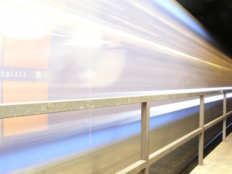 Impression mit l�ngere Belichtungszeit bei einer einfahrenden U-Bahn am Marienplatz,