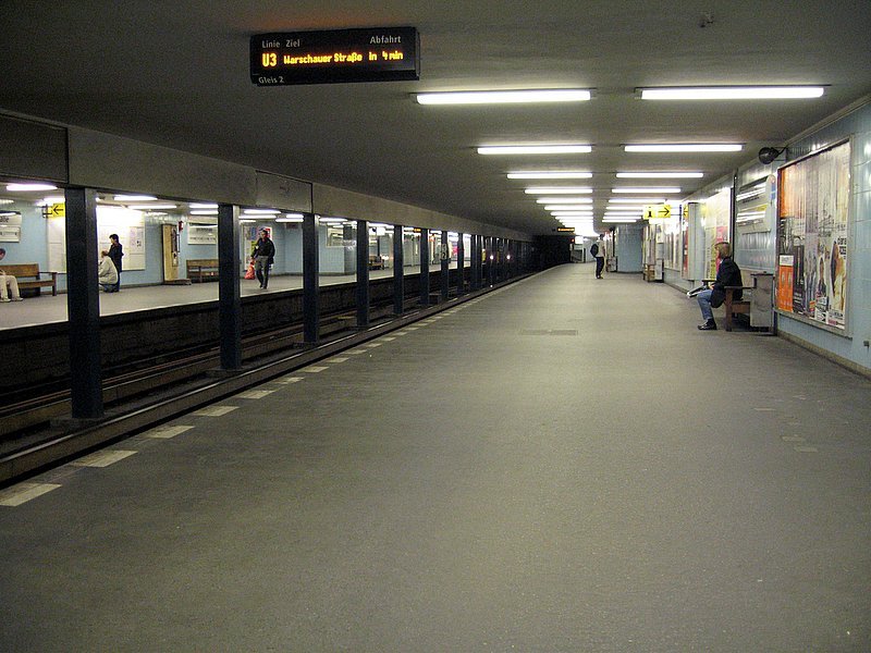 U-Bahnhof Spichernstrasse: Fr die U3 erst 1959 mit dem Bau der U9 erffnet. Mittelbahnsteig mit weitem bergang zur U9. Unspektakulre  hellblaue Fliessen. Zwischen diesem und dem Bahnhof Augsburger Str. befand sich frueher der Bahnhof Nrnberger Platz, dessen Reste man u.U. auf der Fahrt noch erkennen kann. 