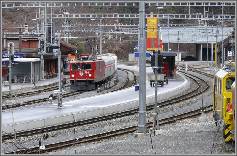 bersicht ber die Station Reichenau-Tamins mit einem wartenden Zementzug. Zuglok ist Ge 6/6 II 706  Disentis/Mustr . (10.12.2007)