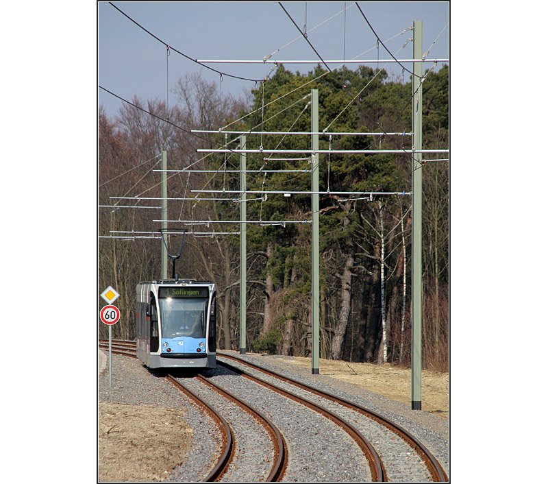 Eine Combino-Stra�enbahn in der Gef�llestrecke kurz vor der Haltestelle Eugen-Bolz-Stra�e.