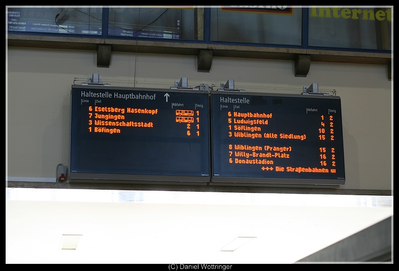 Ein DFI der Stadtwerke Ulm in der Bahnhofshalle des Ulmer