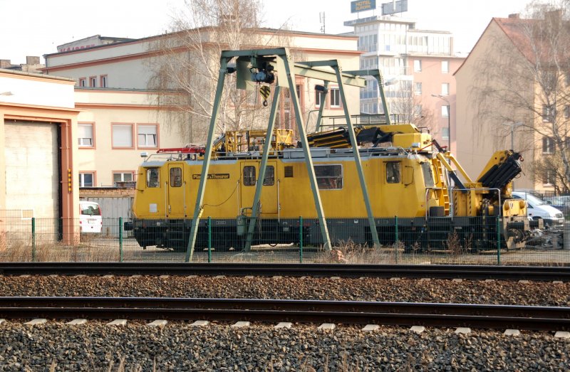 Um was genau handelt es sich hier? Diese Baumaschine habe ich am 04.04.09 vom letzten Bahnsteig in Halle(S) fotografiert.