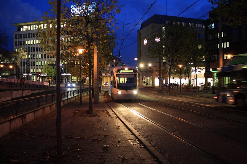Unbekannter Stadtbahnzug der Saarbrcker Verkehrsgesellschaft Saarbahn&Bus  erklimmt  von der Haltestelle  Kaiserstrae  kommend die Auffahrt zur Haltestelle  Hauptbahnhof  (Stadtbahn) vor dem neuen Saarbrcker Eurobahnhof (07.11.2008).