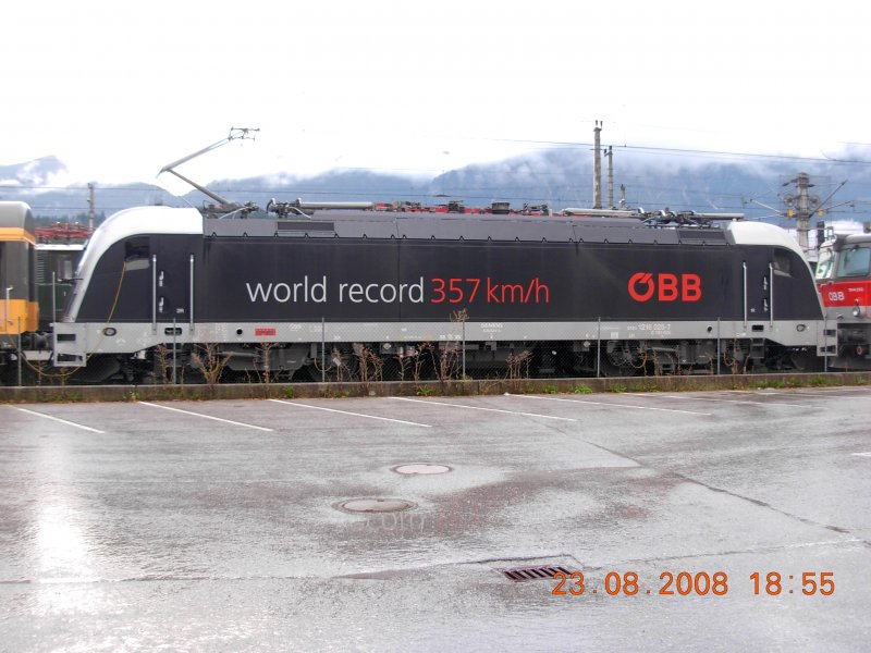 Unerwartete berraschung auf dem Bahnhof Wrgl: im Zuge des dreittigen Festes, das anllich des 150-jhrigen Tiroler Eisenbahnjubilums veranstaltet wurde, war am 23.8.2008 die letzte an die BB ausgelieferte Taurus-Lokomotive 1216 025-7 zu bestaunen. Dieses Fahrzeug stellte am 2.9.2006 (damals noch in einem anderen Gewand) mit 357km/h einen Geschwindigkeitsweltrekord fr Lokomotiven auf.