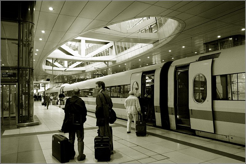 Unter dem Oval - 

Alltag im Fernbahnhof des Frankfurter Flughafen. Architektonisch besonders reizvoll ist die ovale Deckenöffnung des Bahnsteiges. 

01.05.2006 (M)