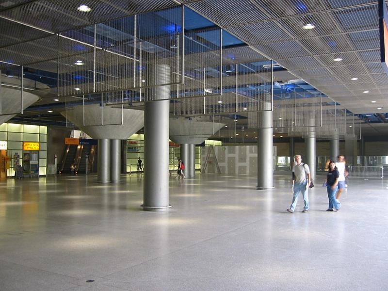 Unterhalb des Potsdamer Platzes wurde ein neuer Bahnhof fr den Regionalverkehr gebaut, der aber noch nicht in Betrieb ist. Von dieser Halle hier bestehen Zugnge zur S-Bahn , einer Einkaufspassage und eben dem neuen Bahnhof. Die Rolltreppen hinunter zu den Gleisen sind aber noch abgesperrt, wie man im Hintergrund erkennen kann. Die Aufnahme stammt vom 13.07.2005.