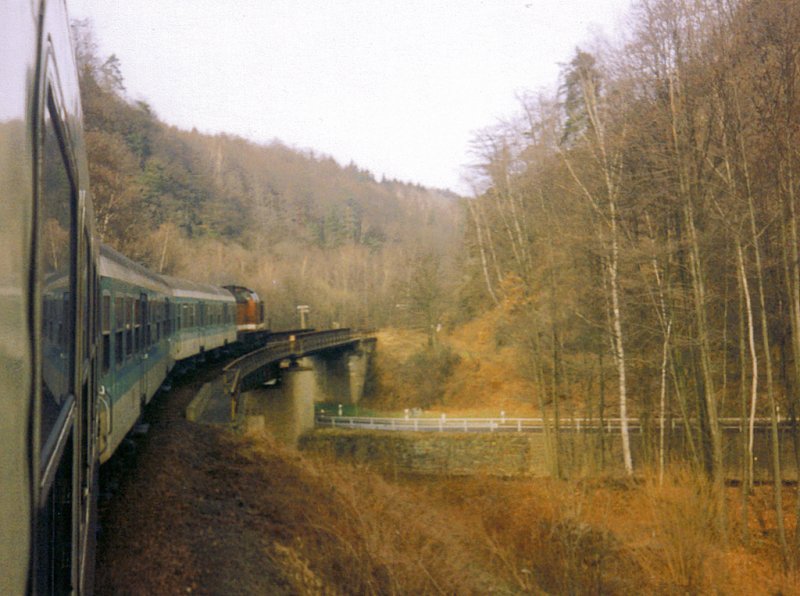  Unterwegs im Mglitztal . Blick aus RB98008 Altenberg-Heidenau gezogen von der Dresdener 202 374-5 im Februar 1999. (eingescannt)