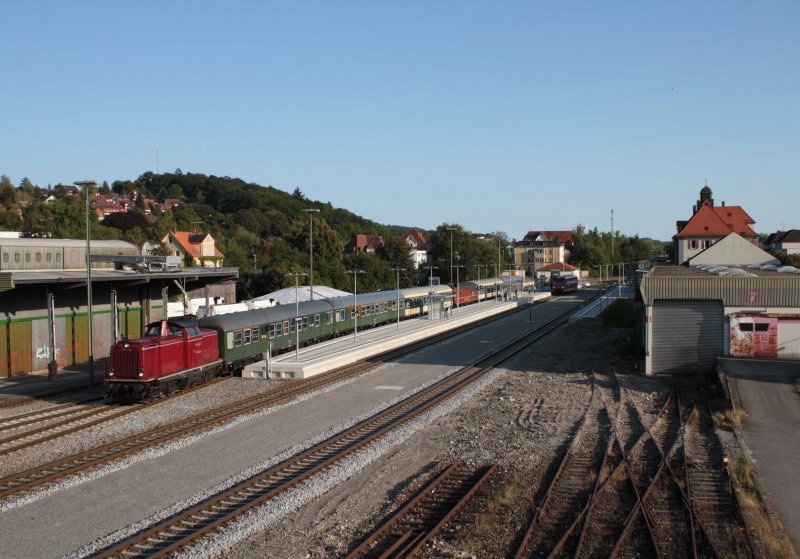 V 100 2335 der NeSa bespannte am 6.9.2009 einen Sonderzug von berlingen nach Mnsingen. ich erwartete den Zug auf  meiner  Brcke in Biberach/Riss
