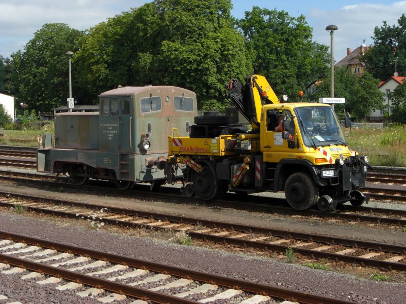 Ein seltsames Gespann: 2Wege Unimog und eine V 15 der