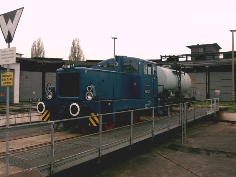 V23 082 beim Rangieren auf der Drehscheibe des eheml. BW