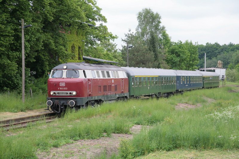 160 003 kommt hier mit einem Sonderzug zum Bahnhofsfest in