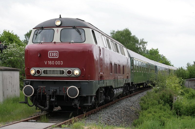 V160 003 kommt mit einem Sonderzug zum Bahnhofsfest nach Zarrentin