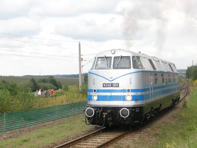 V 240 001 der Prototyp der DR in der Messelackierung