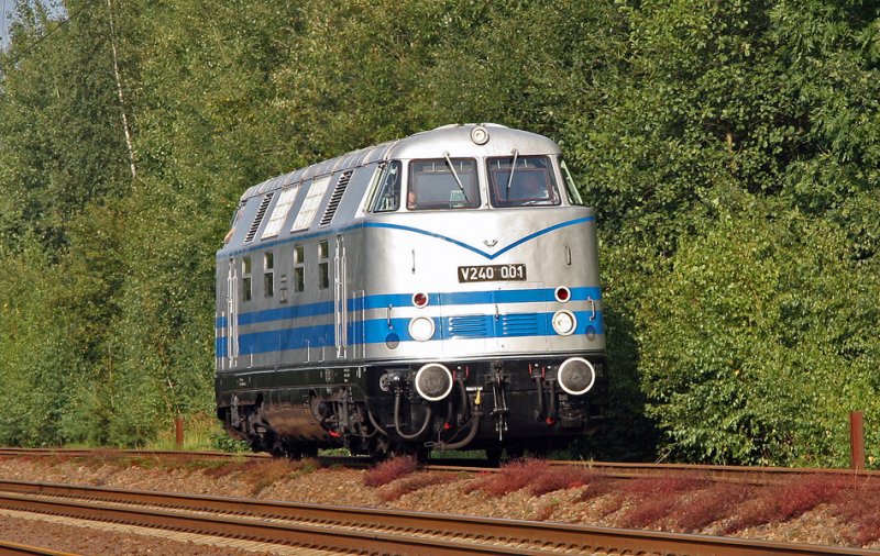 V240 001 auf dem Weg zur Lokparade anl��lich des 19.Heizhausfestes