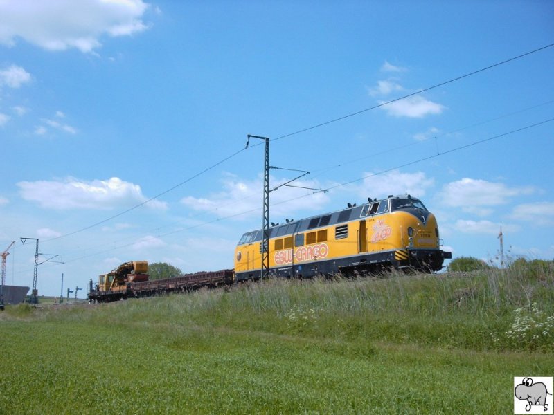V 270.06 der Eisenbahnbewachungs GmbH (EBW) mit einen kurzen Bauzug, aufgenommen am 10. Juni 2006 kurz vor Ebersdorf bei Coburg. Der Lokfhrer lies es sich bei den sommerlichen Themparaturen gut gehen, fuhr mit offener Tr und streckte die Fe zum Fenster heraus.