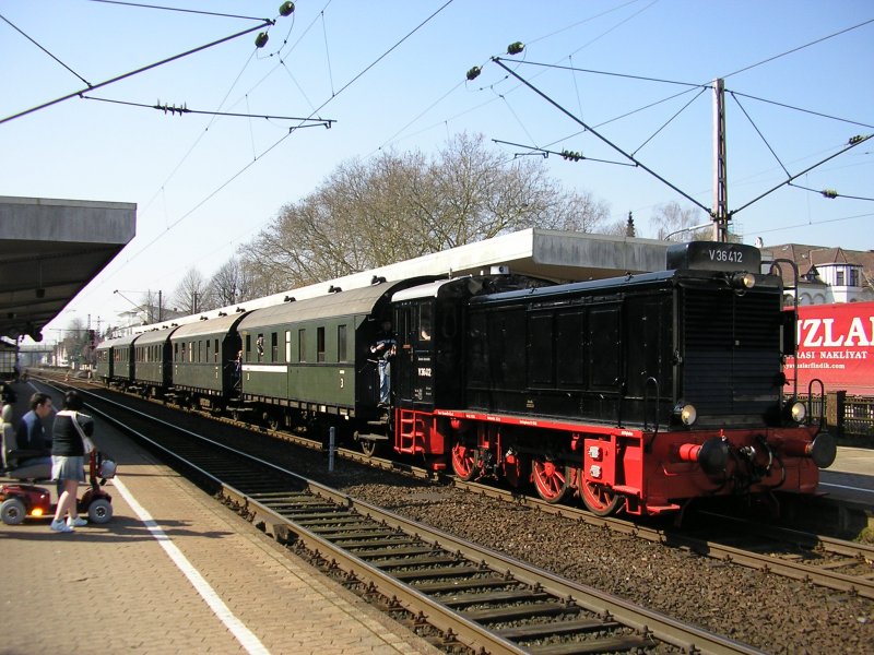 01.04.2007: V36 412 in B�nde/Westf. bei Pendelfahrten zum Bahnhofsfest in