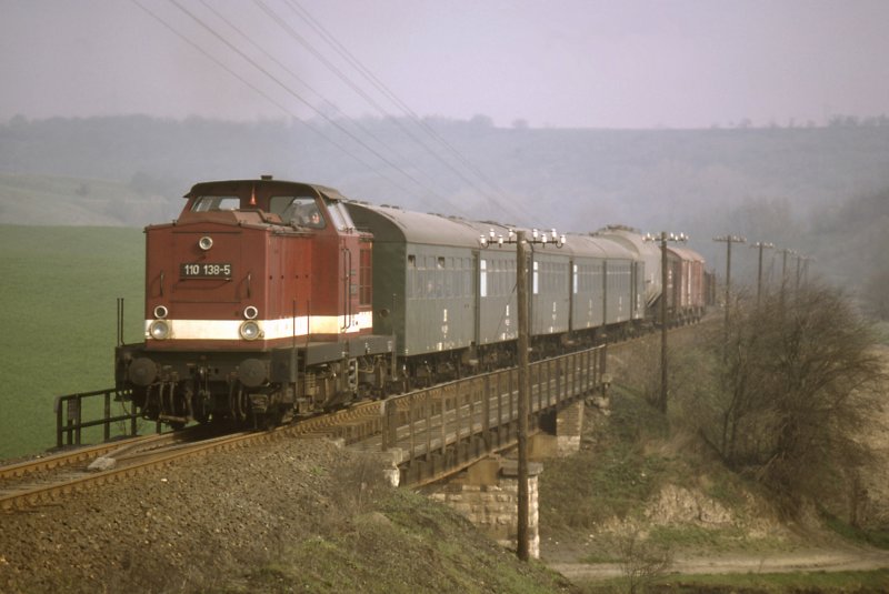 110 138 vor GmP 68625 am 1.4.1981 bei Obhausen