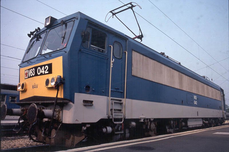 MAV V63 042 in the station Budapest Keleti pu. Scan