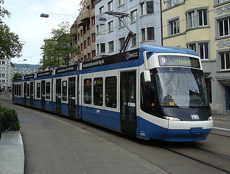 VBZ Cobra-Tram Be 5/6 Nr. 3023 der Linie 9 kurz vor der Haltestelle Schmiede Wiedikon, 11. Mai 2009, 18:55