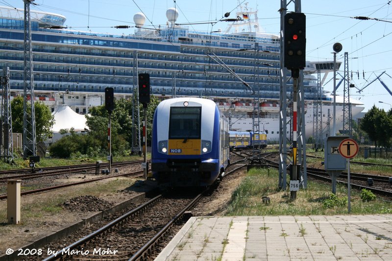 Der InterConnex aus Leipzig f�hrt gerade vor der Crown Princess 