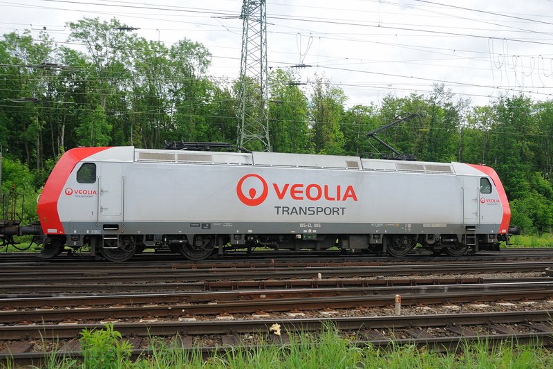 Lokportrait von 185-CL 005 Veolia in der Seitenansicht. Glatte Fl�chen