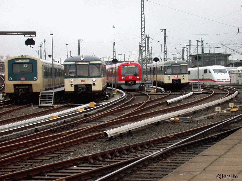 Verschiedene Baureihen der Hamburger S Bahn und ICE 1 im Bf Hmb-Altona, Mrz 2002.