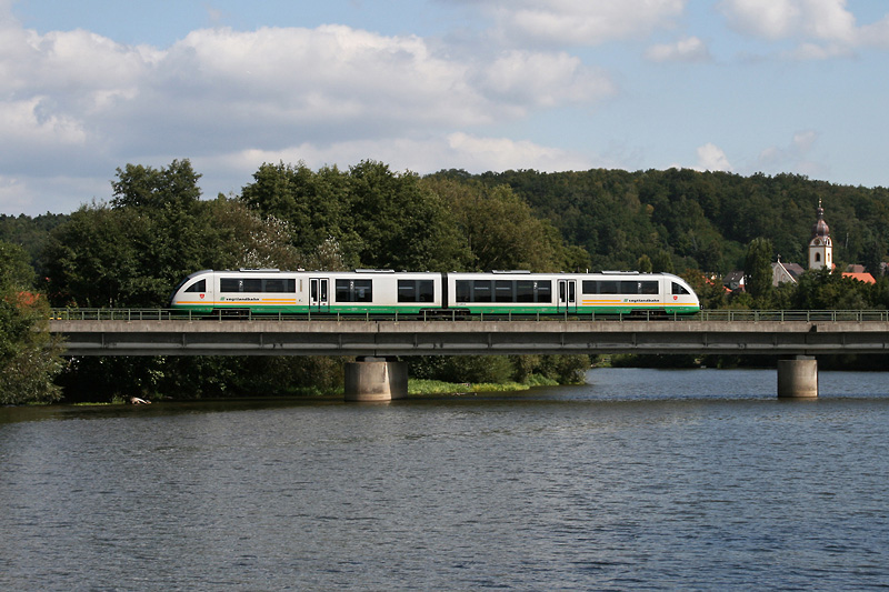 Ein Desiro der Vogtlandbahn am 06.09.2009 auf der Naabbr�cke in