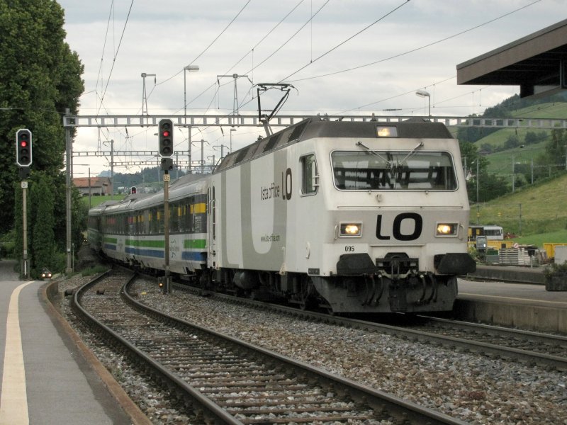 Die Re 456 095 f�hrt am 04.06.2009 mit dem VAE