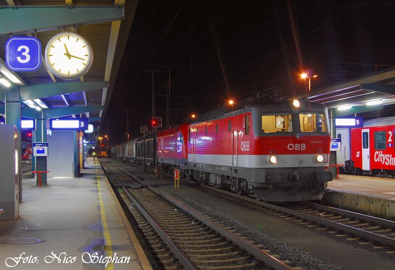 Vorspannlok 1144 257-3 sowie Zuglok 1116 123-9 warten mit ihrem gemischten Gterzug auf Ausfahrt gen Wrgl via Giselabahn,Schwarzach-St.Veit (sterreichurlaub 13.08.09)